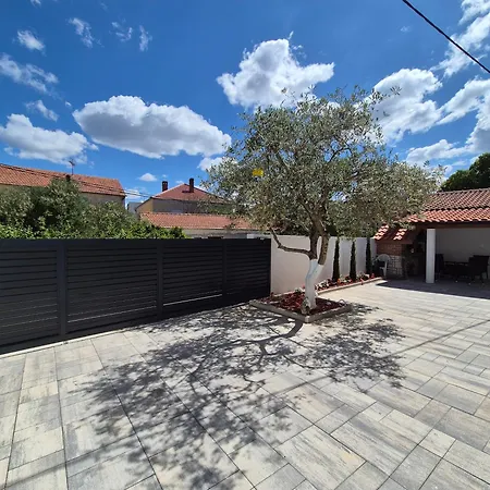 Bailando - Private Parking & Grill Zára