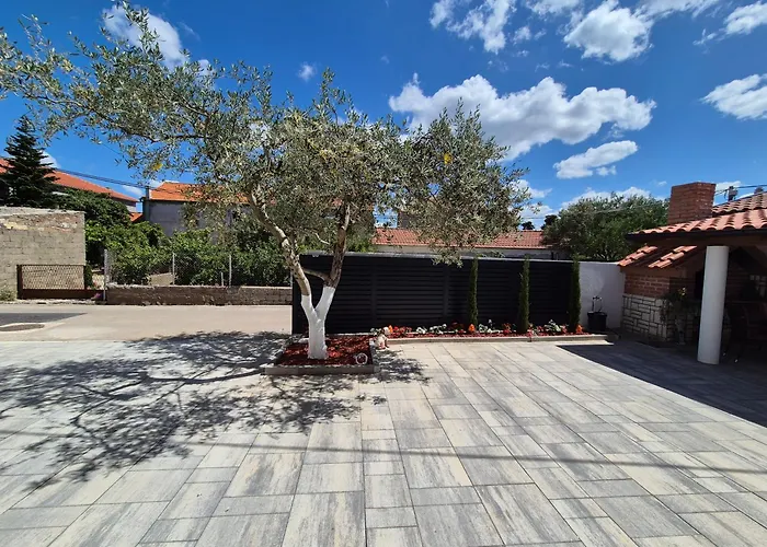 Bailando - Private Parking & Grill *