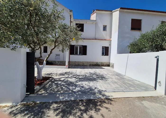 Bailando - Private Parking & Grill *