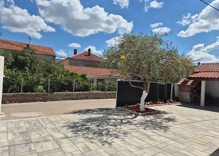 Bailando - Private Parking & Grill *