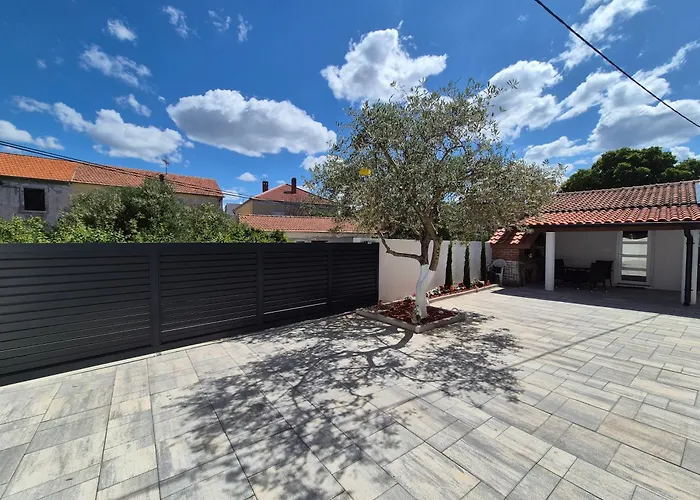 Bailando - Private Parking & Grill Zára